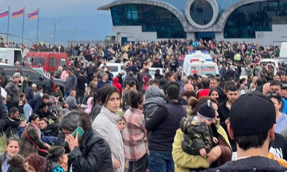 Φόβοι για γενοκτονία στο Ναγκόρνο-Καραμπάχ: Χιλιάδες Αρμένιοι σπεύδουν στο αεροδρόμιο μετά την εκεχειρία- Αποκαρδιωτικές εικόνες "μεγάλης Εξόδου"